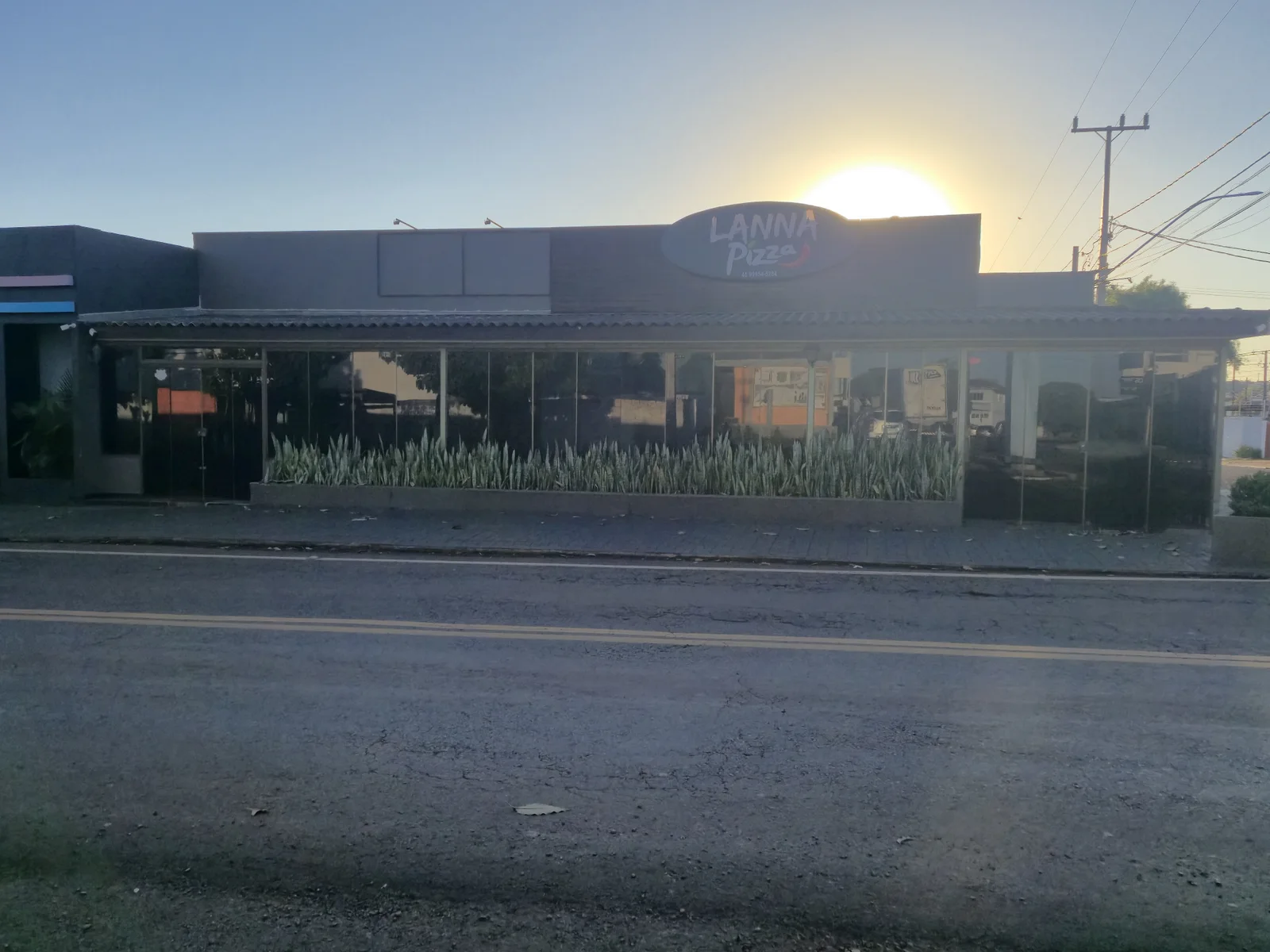 Fachada da Lanna Pizza durante o dia