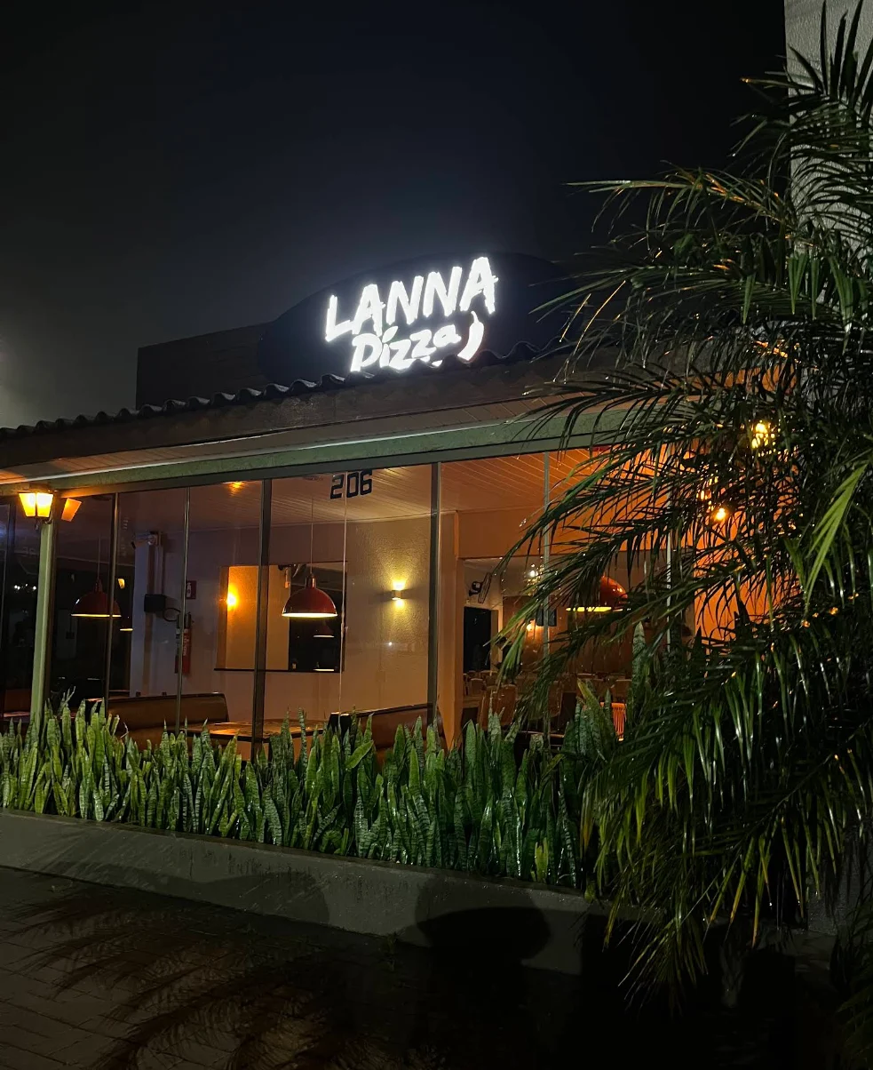 Fachada iluminada da Lanna Pizza à noite
